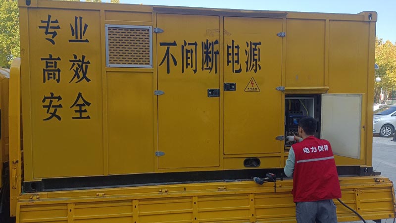 洛南柴油发电机组和UPS电源配合使用时，如何避免切换过程中的电力中断？